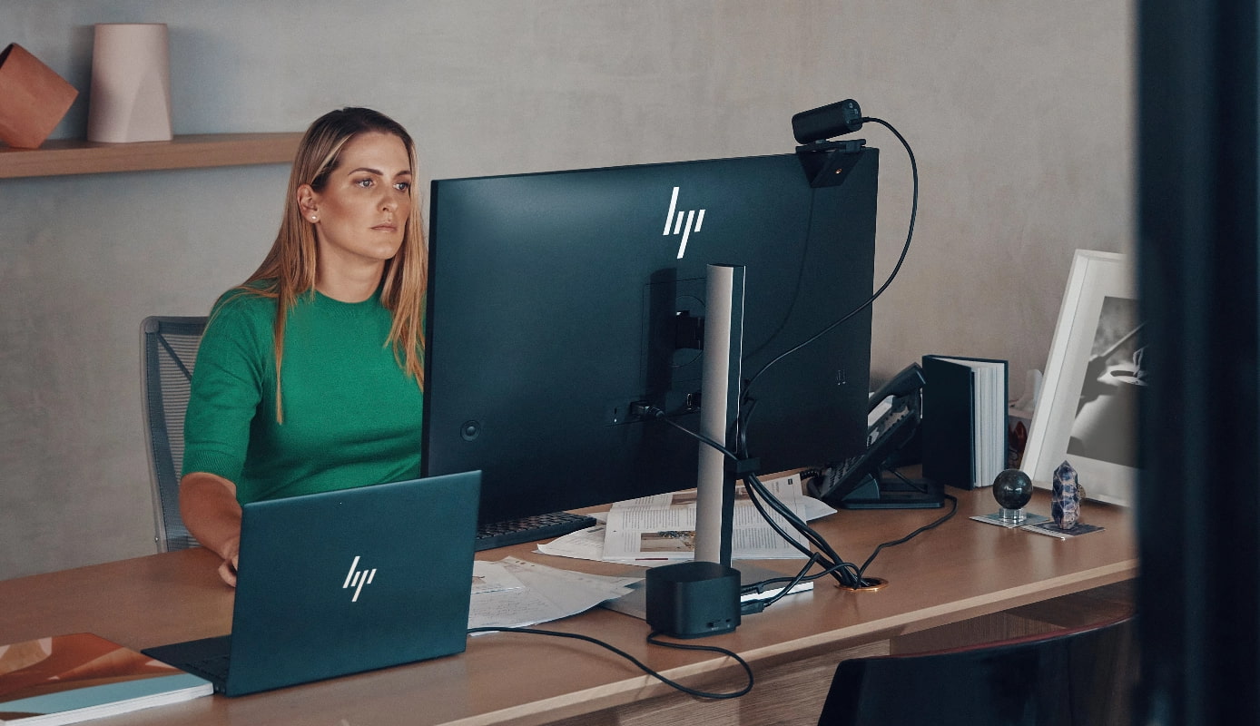 woman using a HP computer